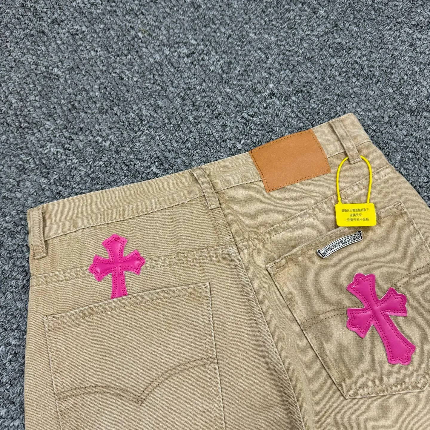 P240 Style No.: H849 ChromeHearts & Chrome Hearts [New on the unlabeled support platform] 2025 new khaki leather couple's washed jeans, top ceiling quality, styles with different washed textures, very friendly to people with thin legs and thick legs, straight and loose version very flattering leg shape, timeless moderate length, easy and casual to match, basic styling for various styles, a must-have in the wardrobe! The fabric is stiff but also makes the upper body soft without losing texture. The washing process is even more perfect. It is a must-have item for everyone! ! !  Size: 28-30-32-34 Color: Khaki